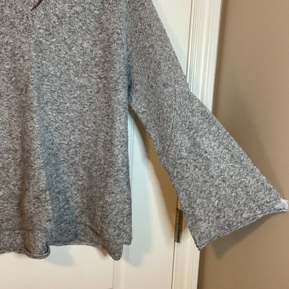 Two by Vince Camuto Women's Knit Sweater Size M V-Neck Oversized Bell Sleeves - Picture 2 of 8